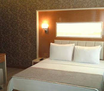 De Maison Airport Hotel