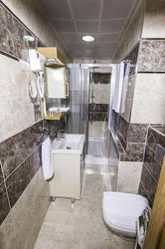 De Maison Airport Hotel