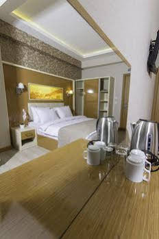 De Maison Airport Hotel