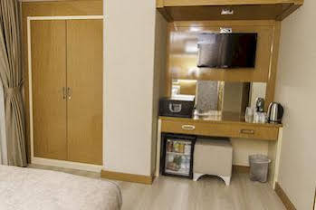 De Maison Airport Hotel