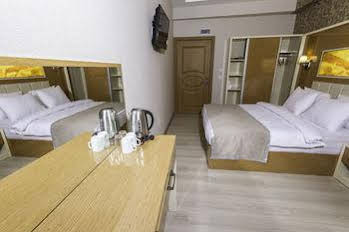 De Maison Airport Hotel
